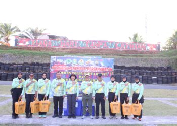 ‎Perkuat Sinergitas TNI-Polri, Polwan Polda Papua Barat dan Kowad Kodam XVIII/Kasuari Gelar Ekshibisi Menembak Persahabatan