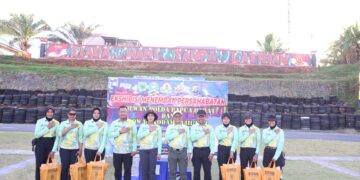 ‎Perkuat Sinergitas TNI-Polri, Polwan Polda Papua Barat dan Kowad Kodam XVIII/Kasuari Gelar Ekshibisi Menembak Persahabatan