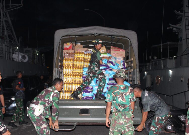 Peduli Bencana, Danrem 131/Santiago Tinjau Langsung Keberangkatan Bantuan Bahan Makanan dan Obat-Obatan untuk Korban Gempa Sangihe