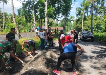 Peduli Keselamatan Pengguna Jalan, TNI, Polri dan Pemerintah Kecamatan Dimembe, Kerja Bakti Gerakan Indonesia Asri Timbun Jalan Berlubang di Ruas Poros Dimembe – Likupang