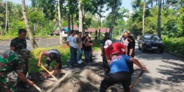 Peduli Keselamatan Pengguna Jalan, TNI, Polri dan Pemerintah Kecamatan Dimembe, Kerja Bakti Gerakan Indonesia Asri Timbun Jalan Berlubang di Ruas Poros Dimembe – Likupang
