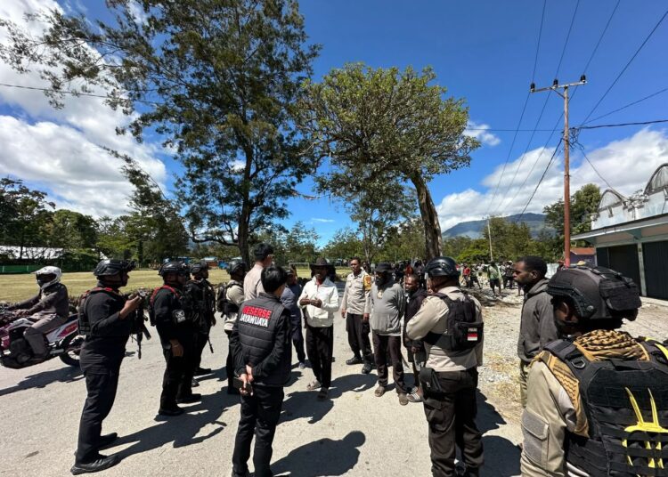 Patroli Gabungan Polres Jayawijaya dan Brimob Jaga Kamtibmas Kota Wamena Tetap Kondusif