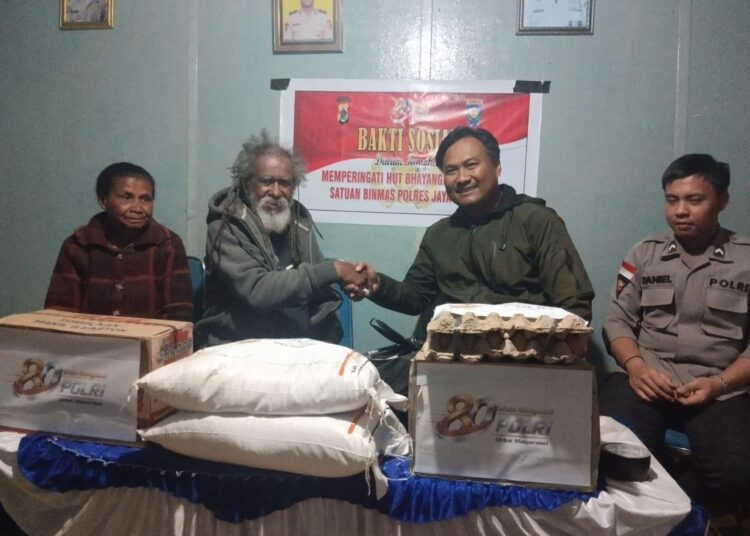 Sat Tahti Polres Jayawijaya Laksanakan Anjangsana Kepada Purnawirawan dan Warakawuri Dalam Rangka Hari Bhayangkara ke-80