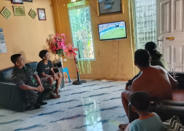 Perkokoh Sinergi Bersama Masyarakat di Wilayah Binaan, Personel Koramil Jajaran Kodim 1310/Bitung Gelar Nobar Bola Gembira Piala Dunia 2026