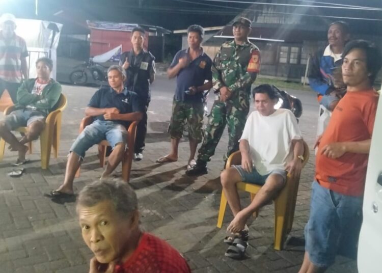 Meriah dan Penuh Keakraban, Personel Koramil 1310-04/Dimembe Nobar Piala Dunia Bersama Masyarakat Tatelu Rondor