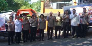 Polda Papua Barat Berikan Bantuan Air Bersih dalam Rangka Hari Bhayangkara ke-80