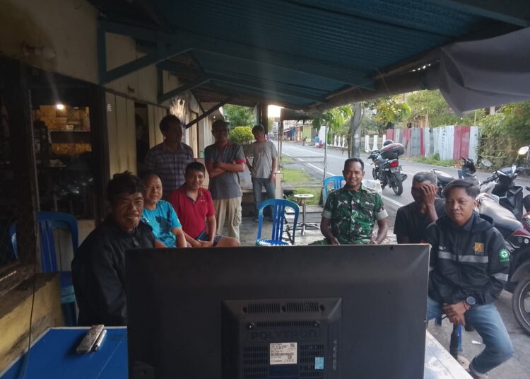 Momen Pererat Hubungan TNI-Rakyat, Babinsa Likupang Dua Nobar Piala Dunia 2026 Bersama Masyarakat