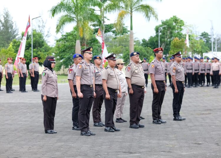 Polda Papua Barat Gelar Upacara Kenaikan Pangkat 575 Personel Polri dan PNS Polri 