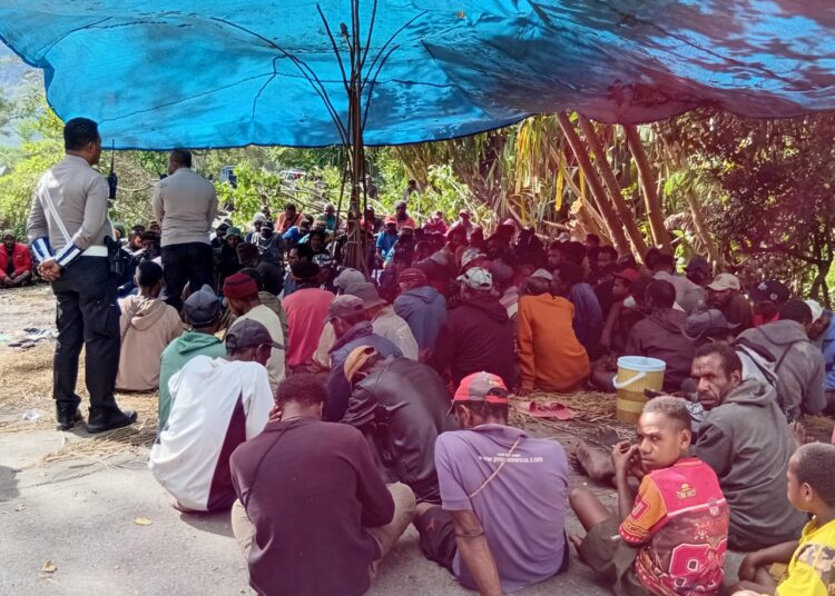 Polres Jayawijaya Fasilitasi Pertemuan Penyelesaian Permasalahan Laka Lantas Yang Menimpa Alm. Bartol Wilil