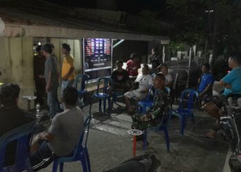 Keseruan Babinsa Kodim 1310/Bitung Nobar Piala Dunia Bersama Masyarakat, Ciptakan Lingkungan Aman, Nyaman dan Kondusif