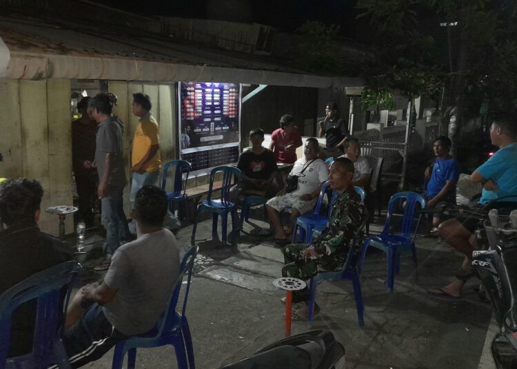 Keseruan Babinsa Kodim 1310/Bitung Nobar Piala Dunia Bersama Masyarakat, Ciptakan Lingkungan Aman, Nyaman dan Kondusif