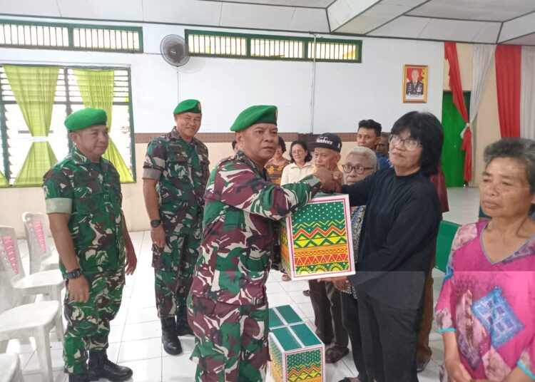 Penyerahan Bantuan Sembako kepada Masyarakat Yang Kurang Mampu di Kodim 1310/Bitung, Wujud Kepedulian di Minggu Penuh Kasih