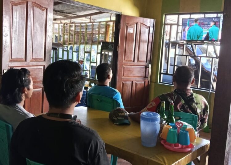 Kekompakan dan Kebersamaan Terlihat Saat TNI dan Warga Nonton Bareng Piala Dunia 2026