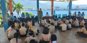 Perkuat Karakter Generasi Muda Sejak Dini, Babinsa Koramil 1310-02/Lembeh Berikan Materi Bela Negara kepada Siswa Baru SMKN 3 Bitung dalam Kegiatan MPLS