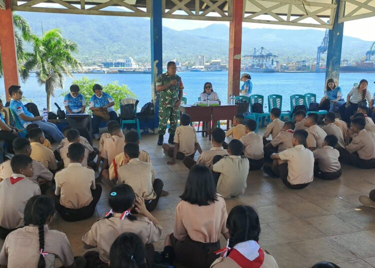 Perkuat Karakter Generasi Muda Sejak Dini, Babinsa Koramil 1310-02/Lembeh Berikan Materi Bela Negara kepada Siswa Baru SMKN 3 Bitung dalam Kegiatan MPLS