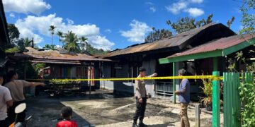 Respons Cepat Layanan 110, Polres Teluk Bintuni Terjunkan Personel dan Mobil AWC Jinakkan Api di Kampung Lama