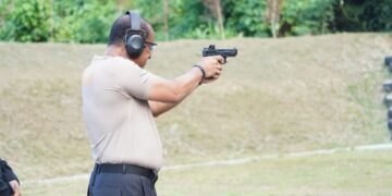 Kapolda Papua Barat Bersama Para PJU Laksanakan Latihan Menembak