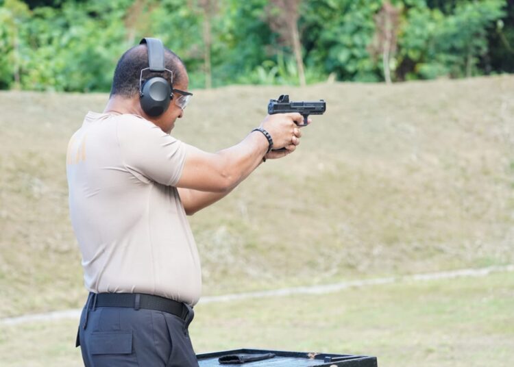 Kapolda Papua Barat Bersama Para PJU Laksanakan Latihan Menembak