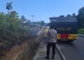 Respon Cepat Musim Kemarau Dan Karhutla: Awc Polres Teluk Bintuni Padamkan Kebakaran Lahan di Jalan Poros Tuasai