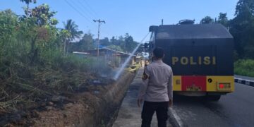 Respon Cepat Musim Kemarau Dan Karhutla: Awc Polres Teluk Bintuni Padamkan Kebakaran Lahan di Jalan Poros Tuasai