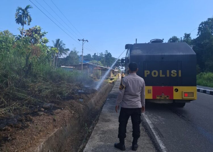 Respon Cepat Musim Kemarau Dan Karhutla: Awc Polres Teluk Bintuni Padamkan Kebakaran Lahan di Jalan Poros Tuasai