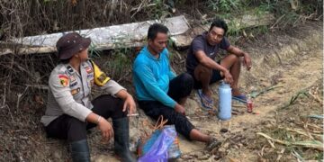 Wujud Nyata Dukung Ketahanan Pangan, Bhabinkamtibmas Banjar Ausoy Turun Langsung Bantu Warga Panen Jagung