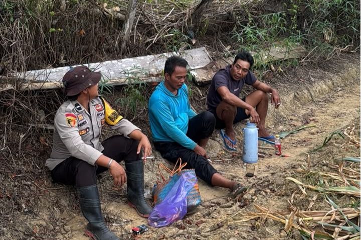 Wujud Nyata Dukung Ketahanan Pangan, Bhabinkamtibmas Banjar Ausoy Turun Langsung Bantu Warga Panen Jagung