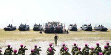 Wakil Panglima TNI dan Sejumlah Pejabat Negara Terima Warga Kehormatan dan Brevet Korps Marinir