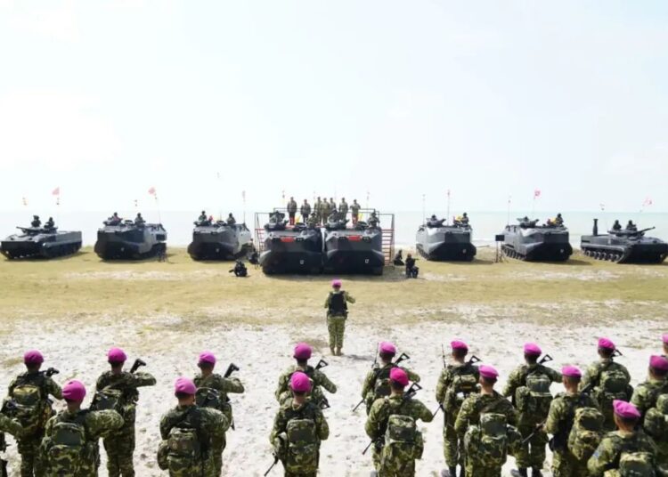 Wakil Panglima TNI dan Sejumlah Pejabat Negara Terima Warga Kehormatan dan Brevet Korps Marinir
