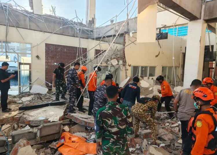 TNI Kerahkan Personel, Hercules, dan KRI Bantu Masyarakat Terdampak Gempa NTT
