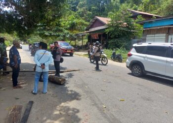 Polisi Bergerak Cepat, Aksi Pemalangan Jalan Km 5 Teluk Bintuni Dapat Dibuka Secara Kondusif