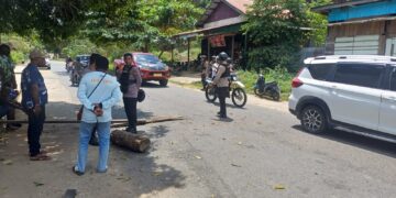 Polisi Bergerak Cepat, Aksi Pemalangan Jalan Km 5 Teluk Bintuni Dapat Dibuka Secara Kondusif