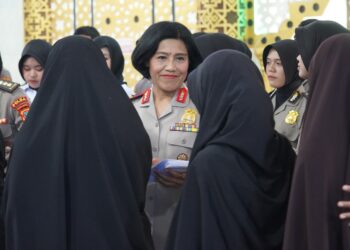 Sambut HUT ke-78 Polwan RI, Polwan Polda Papua Barat Salurkan Al-Qur’an dan Gelar Ibadah Bersama di Masjid Al-Muhajirin