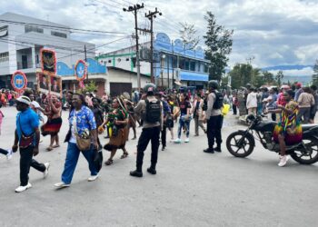 Polres Jayawijaya Amankan Karnaval Budaya, Pastikan Rangkaian Kegiatan Berjalan Tertib dan Kondusif