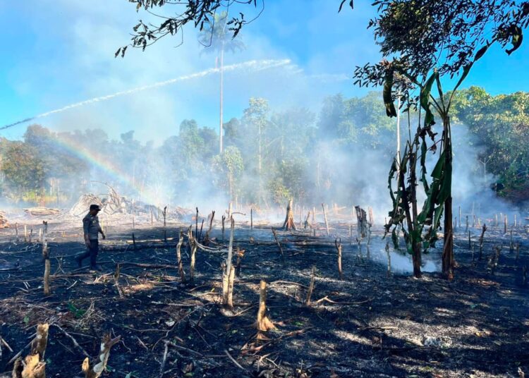 Respon Cepat Piket Polres Teluk Bintuni Padamkan Kebakaran Lahan di Tiga Titik