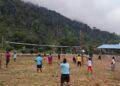Jelang HUT ke-81 RI, Bhabinkamtibmas Polres Kaimana Berbagi Bola untuk Warga Binaan