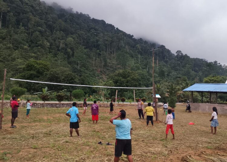Jelang HUT ke-81 RI, Bhabinkamtibmas Polres Kaimana Berbagi Bola untuk Warga Binaan