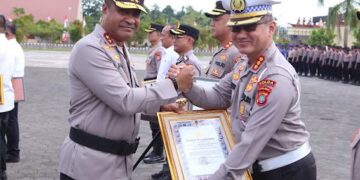 Kapolda Papua Barat Pimpin Upacara Pemberian Penghargaan Satker Peraih Predikat WBK Tahun 2025 dan IKPA Terbaik Triwulan II Tahun 2026