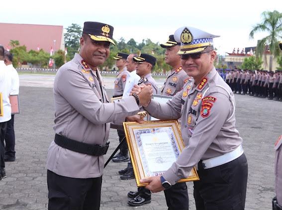 Kapolda Papua Barat Pimpin Upacara Pemberian Penghargaan Satker Peraih Predikat WBK Tahun 2025 dan IKPA Terbaik Triwulan II Tahun 2026