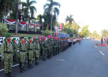 Kenang Perjuangan dan Jasa Para Pahlawan dalam Merebut Kemerdekaan, Dandim 1310/Bitung Bersama Pejabat Forkopimda Bitung Ikuti Upacara Taptu dan Pawai Obor HUT ke-81 RI