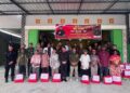 Satbrimob Polda Papua Barat dan Yayasan Peduli Kasih Bagikan Ratusan Paket Sembako di HUT Ke-81 RI