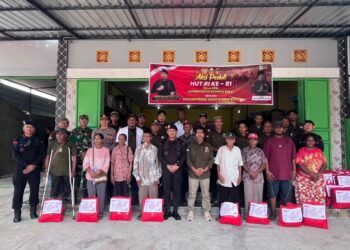 Satbrimob Polda Papua Barat dan Yayasan Peduli Kasih Bagikan Ratusan Paket Sembako di HUT Ke-81 RI