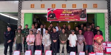Satbrimob Polda Papua Barat dan Yayasan Peduli Kasih Bagikan Ratusan Paket Sembako di HUT Ke-81 RI