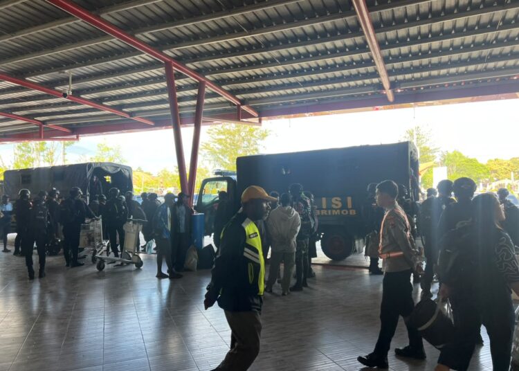 Polsek Kawasan Bandara Wamena Pastikan Aktivitas Penerbangan Berjalan Aman dan Terkendali