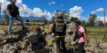 Identifikasi Satreskrim Polres Jayawijaya Olah TKP Gangguan Tembakan di Polsek Asologaima, Satgas Operasi Damai Cartenz Berikan Dukungan Pengamanan