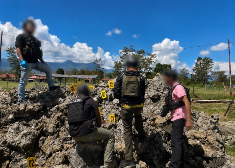 Identifikasi Satreskrim Polres Jayawijaya Olah TKP Gangguan Tembakan di Polsek Asologaima, Satgas Operasi Damai Cartenz Berikan Dukungan Pengamanan