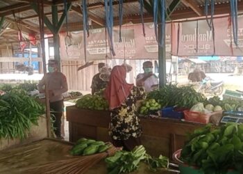 Polsek Bomberay Dampingi Pembagian 200 Masker Gratis untuk Warga di Tengah Karhutla