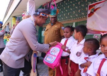 Sambut Hari Jadi ke-78 Polwan, Polwan Polda Papua Barat Gelar Syukuran dan Bakti Sosial di SD Negeri 15 Maripi