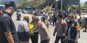 Meringankan Beban Masyarakat Dampak Kekeringan, Polres Jayawijaya Melalui Polsek Wamena kota Membagikan Sembako