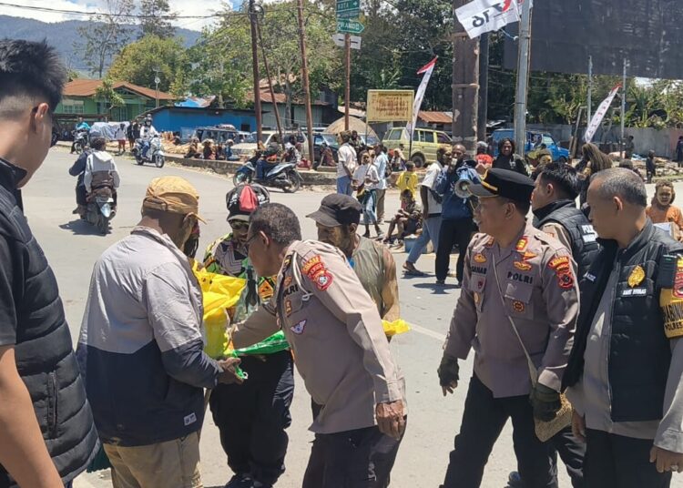 Meringankan Beban Masyarakat Dampak Kekeringan, Polres Jayawijaya Melalui Polsek Wamena kota Membagikan Sembako